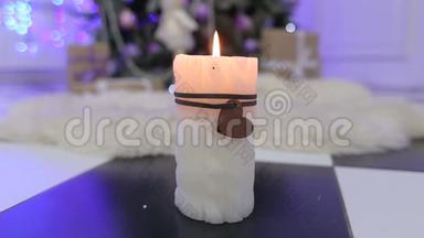 圣诞树背景上的白蜡烛..